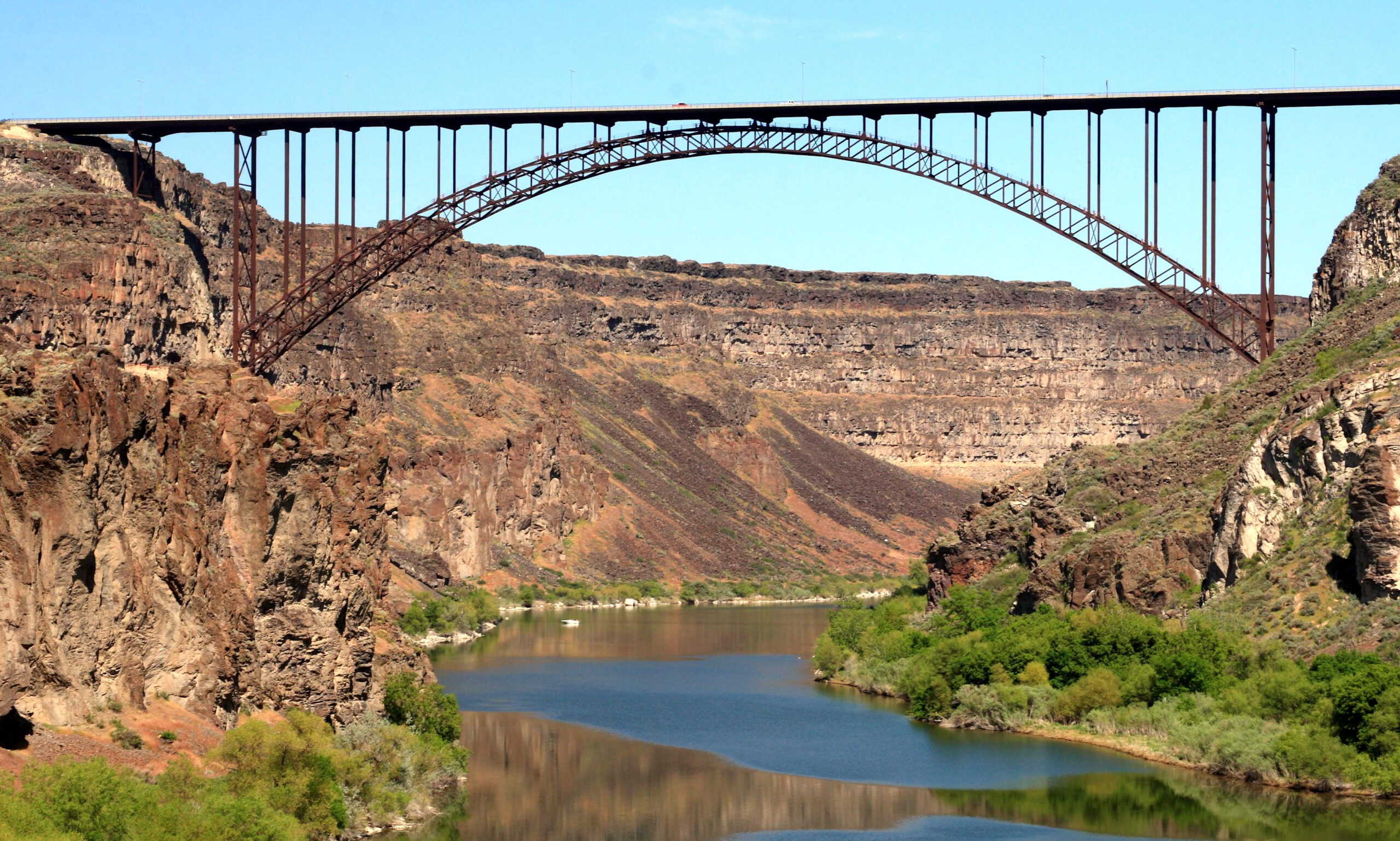 Perrine_Bridge_spanning_the_Snake_River_at_Twin_Falls,_Idaho_(cut)